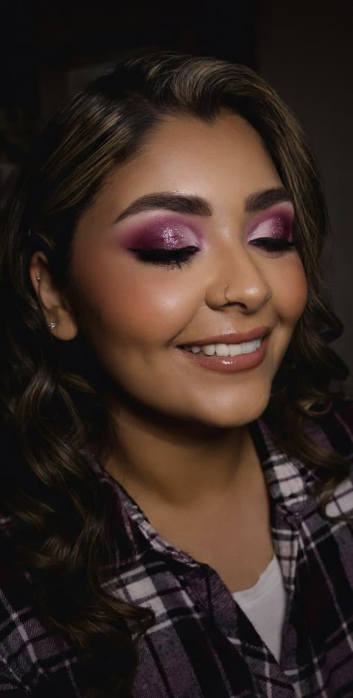 Maquillaje editorial con delineado marcado